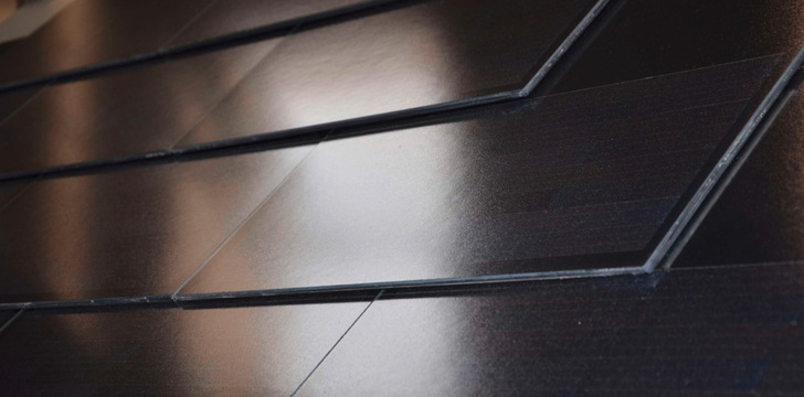 Die 450 mal 510 Millimeter großen Schindel-Solardachziegel bestehen aus Glas-Glas-Modulen mit Topcon-Zellen.