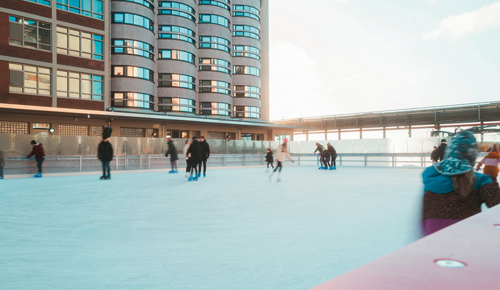 Eislaufbahn auf Oberflächenkaltwasserspeicher im Entwicklungsareal Überseeinsel an der Weser vor zum Hotel umgebautem ehemaligem Kellogg´s-Speichersilo, ebenfalls als Teil des Wärmekonzepts