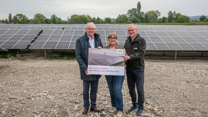 Großer Bahnhof: Zur Einweihung des neuen Solarparks ist sogar Energieminister Stephan Pernkopf (links) nach Peisching gekommen. Neben ihm Bürgermeisterin Klaudia Osztovics und EVN-Sprecher Stefan Zach. - © Doris Seebacher