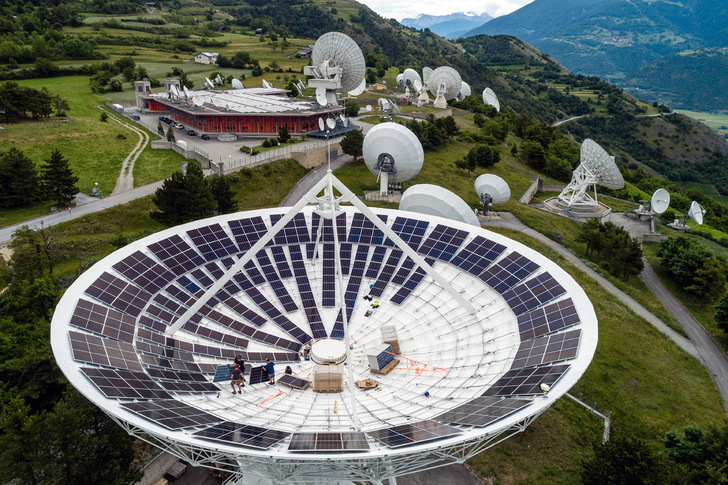 Die von CKW installierte Solaranlage besteht aus zwei Satellitenschüsseln mit jeweils 307 Modulen. - © Philipp Schmidli