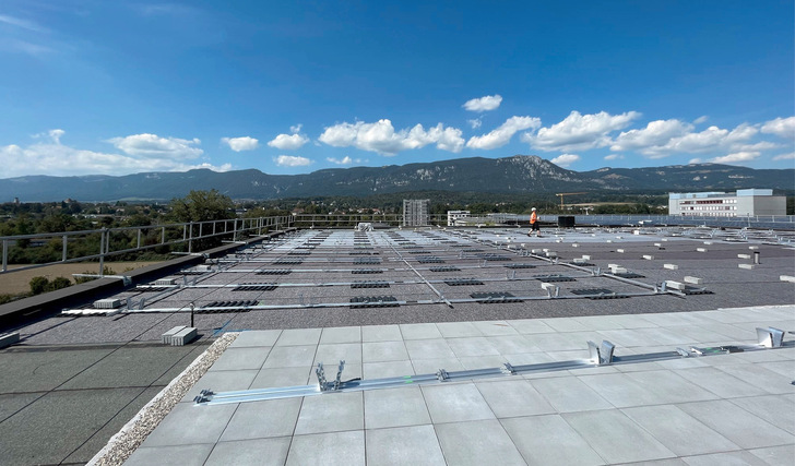 Die großen und einfachen Flächen sind oft schon mit Solaranlagen bestückt. Jetzt kommen die Dächer, auf denen es schwieriger – aber nicht unmöglich – ist.