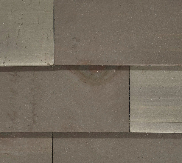 Surface-Fassadenplatten haben entsprechend ihrer Klinkerqualität eine sehr niedrige Wasseraufnahme und hohe Scherbenrohdichte. Da sie durchgefärbt sind, kommen die Platten gänzlich ohne künstliche Farbaufträge aus.