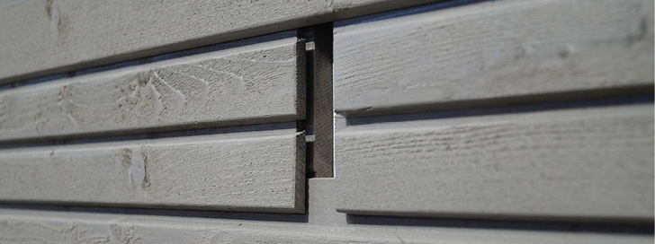 Die Pinuflex-Vollholzprofile erlauben die senkrechte, waagerechte oder kombinierte Fassadenbelegung, ohne auf verschiedene Profilbreiten achten zu müssen.