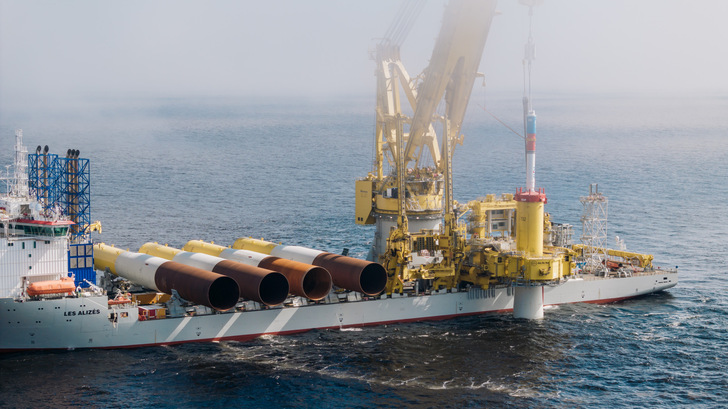 Erste Piles für die Basis des Offshore-Windparks Thor. Offshore-Wind ist das Thema der Konferenz Windforce in Bremerhaven. 