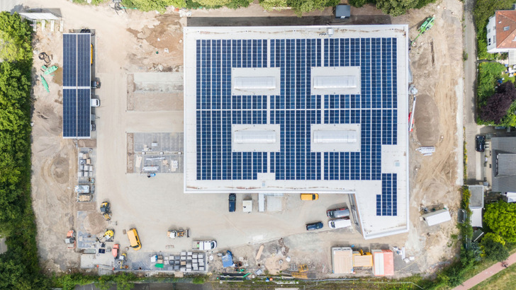 Für die Photovoltaik wurden die vorhandenen Dach- und Carportflächen maximal ausgenutzt.