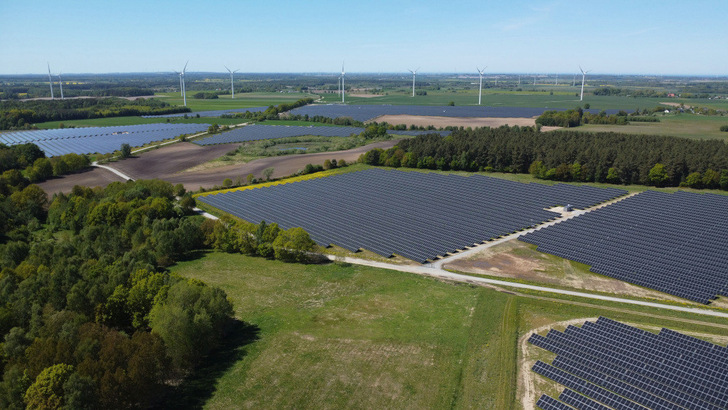Kabelpooling: Der Solarpark Postomino und ein benachbarter Windpark teilen sich den Hochspannungsanschluss.
