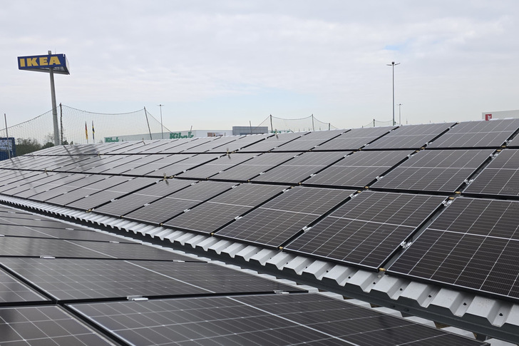 PVT-Module auf dem Carport von IKEA in Berlin-Waltersdorf