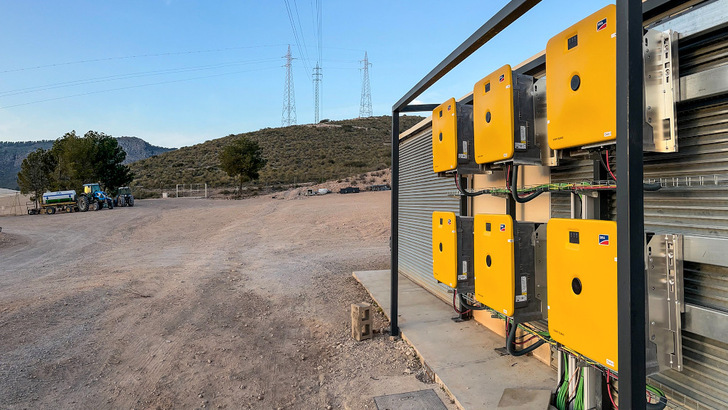 Die Schutzklasse IP65 macht den Wechselrichter widerstandsfähig gegen Staub und Feuchtigkeit.