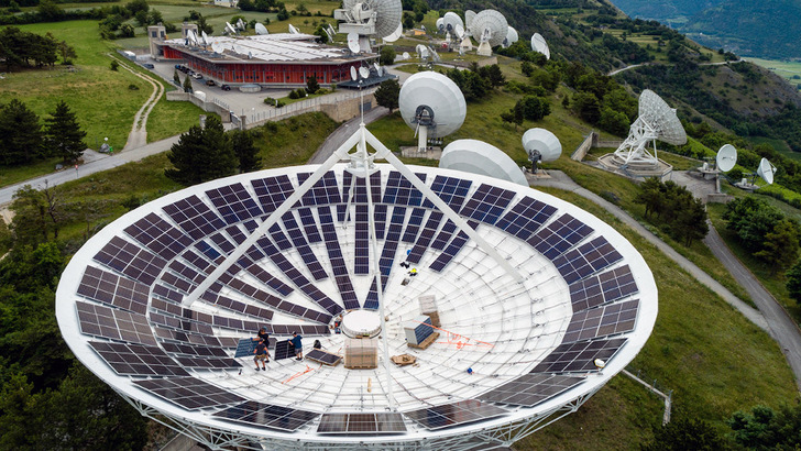 Die ausgedienten Satellitenschüsseln eignen sich perfekt für die Installation von nachgeführten Solaranlagen.