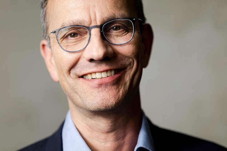 Christian Stolte, Bereichsleiter Klimaneutrale Gebäude bei der Dena: Energieeffizienz von Gebäuden bleibe wichtig, denn der durch den EU-Emissionshandel bald noch weiter steigende CO2-Preis könne schnell zum sozialen Problem werden.