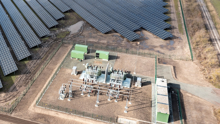 Umspannwerk und Speicher – Speichersysteme machen Solarenergie stetiger verfügbar.