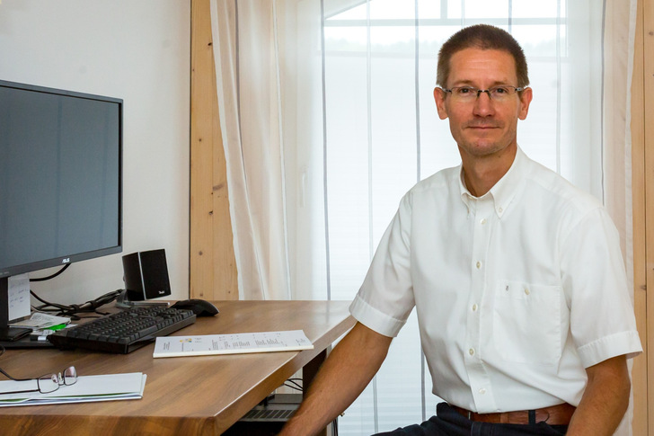 Energieberater Michael Hoevel, Mitglied im Vorstand des Sonnenhaus-Institut, rät in Mehrfamilienhäusern zum Einbau einer Solarthermieanlage.