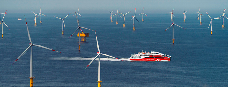 Hochgeschwindigkeits-Katamaran Halunder Jet der FRS Helgoline durchquert Nordsee-Windpark.