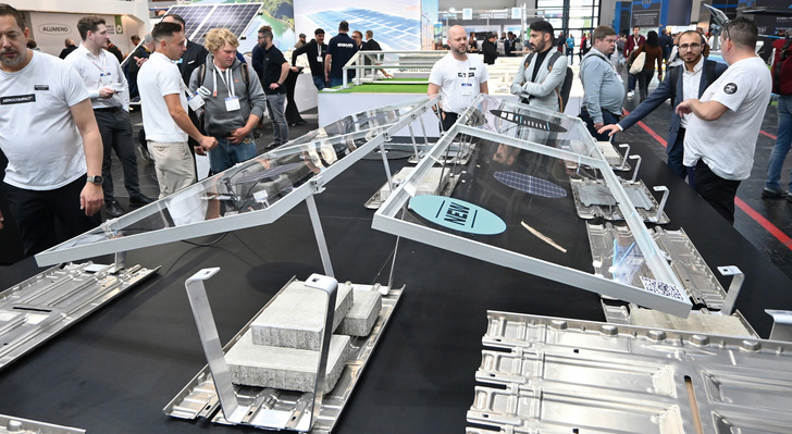 Für künftige Aufgaben gewappnet: Montagesysteme für Flachdächer müssen sich schnell aufbauen lassen. Aerocompact hat zudem noch die Logistik mitgedacht.