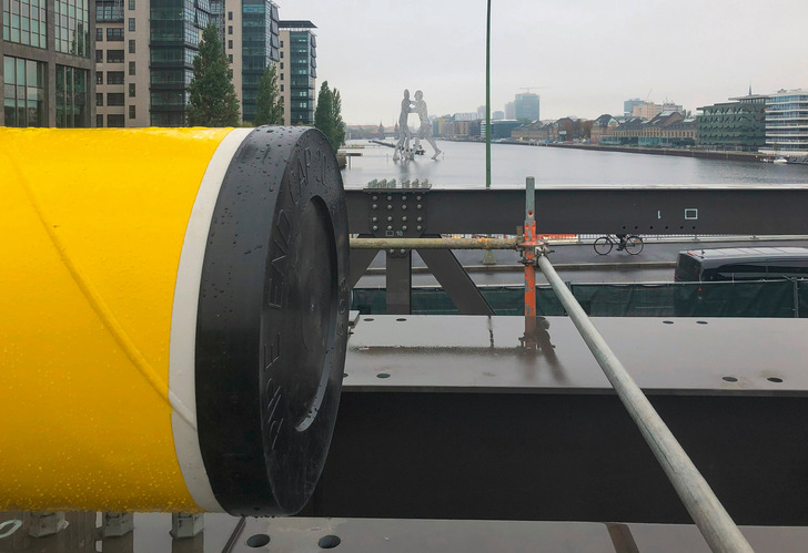 Modernisierung der Erdgas-, Fern- und Nahwärmenetze in Berlin und Brandenburg mit Blick auf Wahrzeichen Molecule Man in der Spree