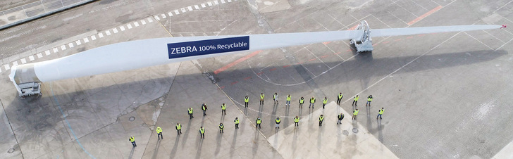 Frisch gefertigtes vollständig recycelbares Rotorblatt aus der Produktion von LM Wind Power, 17. März 2022, Ponferrada, 62 Meter lang