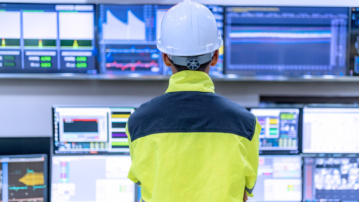 Ingenieur in Kontrollraum - © reewungjunerr - stock.adobe.com Ingenieur in Kontrollraum