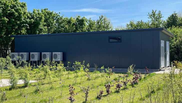 In einem standardisierten Gebäude bringt Hobohtec die gesamten Komponenten für den modularen Großspeicher unter.