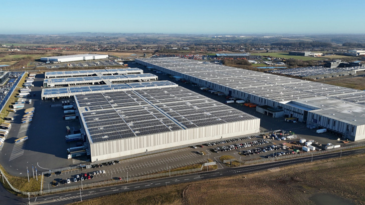 Rund 300.000 Quadratmeter Dachfläche habe die Installateure von Solarfuture mit Solarmodulen belegt.