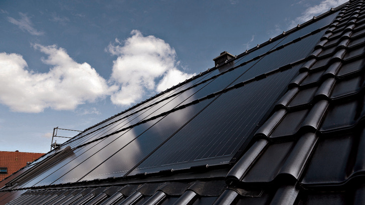 Innerhalb von etwa zehn Jahren rechnet sich die Solaranlage. Wenn das Dach saniert wird, bietet sich sogar eine integrierte Anlage an.