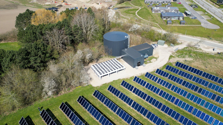 Großwärmepumpen können wir hier im dänischen Havdrup die Kohlekraft aus der Fernwärme verbannen. Sehr effizient wird es, wenn Solarthermie als Wärmequelle vorhanden ist.