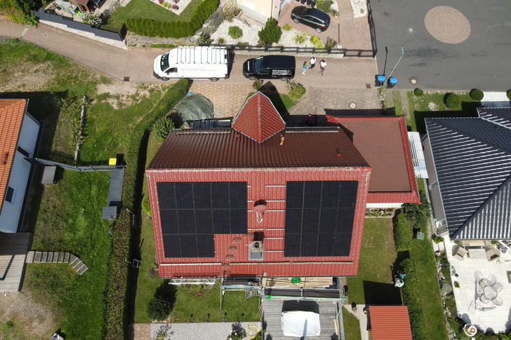 Es gibt in Deutschland etwa 3,7 Millionen private Solaranlagen, aber 16,3 Millionen Eigenheime. Würden alle verbleibenden Privathaushalte mit Photovoltaik und Speicher ausgerüstet, so der PV-Anbieter Solarwatt, könnten sie zusammen pro Jahr mehr als 25 Milliarden Euro sparen.