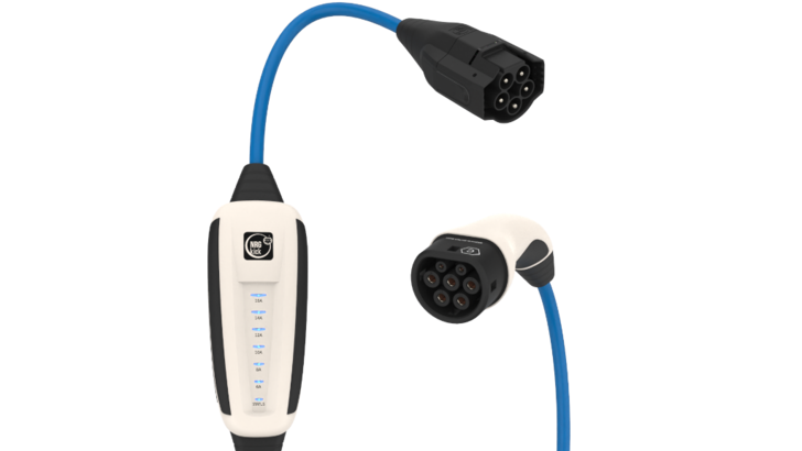 Dank des Steckeraufsatzes Typ 2 kann sogar an öffentlichen Säulen geladen werden.