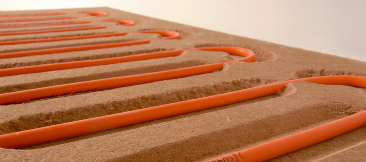 1  Effizientes Duo: Lehmbauplatten mit integrierten Rohrschlangen zum Heizen und Kühlen an Wand und Decke sind eine gute Wahl zur Raumklimatisierung.