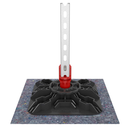 Der gelenkige Flachdachfuß FFRBH dient als Lastverteiler und flexibler Befestigungspunkt auf Flachdächern.