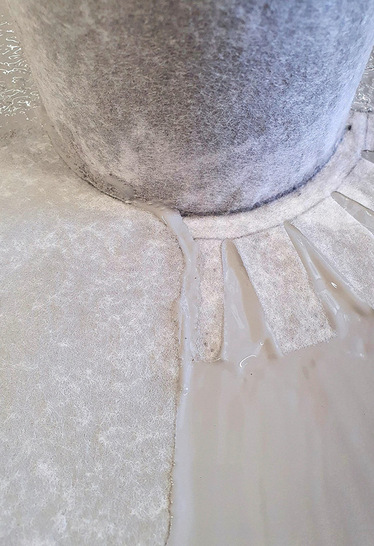 Die Kombination aus Flüssigkunststoff Frankosil 1K plus und Universal Detailvlies schafft eine nahtlose, hochbelastbare Abdichtung für Rohrdurchführungen auf dem Dach.