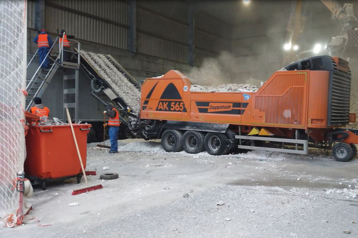 Ungetrennte Rückbauabfälle EPS-basierter Wärmedämm-Verbundsysteme werden vor ihrem Einsatz im Zementwerk geschreddert.