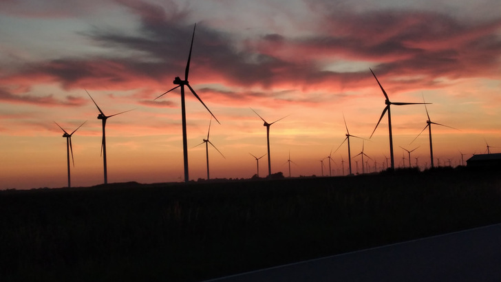 Während der Wind mal kurz verschnaufte, zeigte die Photovoltaik im ersten Halbjahr 2025, was in ihr steckt.