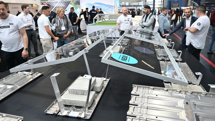 Für künftige Aufgaben gewappnet: Montagesysteme für Flachdächer müssen sich schnell aufbauen lassen. Aerocompact hat zudem noch die Logistik mitgedacht.