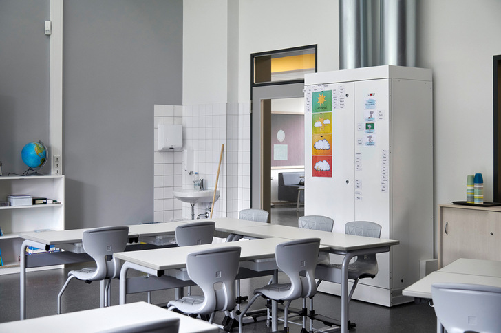 Lüftungsanlagen bringen auch in Klassenzimmer frische Luft und bewirken ein gesundes Raumklima. Gleichzeitig funktionieren sie energieeffizient. Ganz im Sinne der EU-Gebäuderichtlinie.