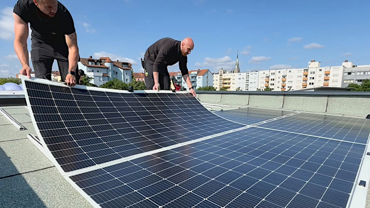 Die flexiblen Module ohne Gläser erschließen vor allem leichte Dächer.
