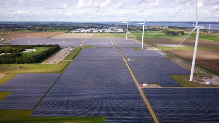 Gutes Vorbild: Dieser Energiepark in den Niederlanden kombiniert Solarpark, Windpark und Batteriespeicher.