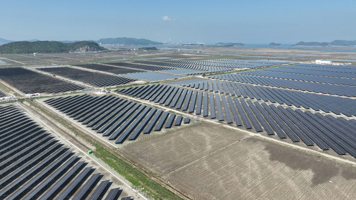 Der Bau des neuen Solarparks Danjin in Südkorea war eine echte Herausforderung, aber auch eine clevere Flächennutzung.