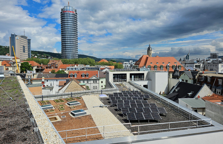 Das neue Gebäude liegt unmittelbar im Stadtzentrum, in Sichtweite des markanten Jentowers.