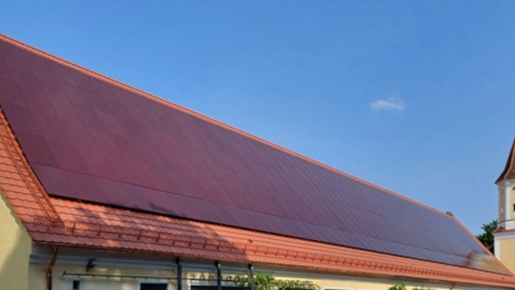 Auch wenn die Module nicht in die Dachhaut integriert sind, fügen sie sich dennoch perfekt in die Dachumgebung ein.