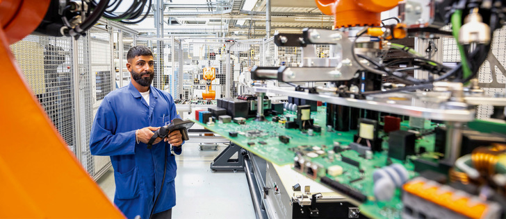 Die Elektronikfertigung bei SMA in Niestetal ist weitgehend automatisiert. - © Foto: SMA/Heiko Meyer Die Elektronikfertigung bei SMA in Niestetal ist weitgehend automatisiert.