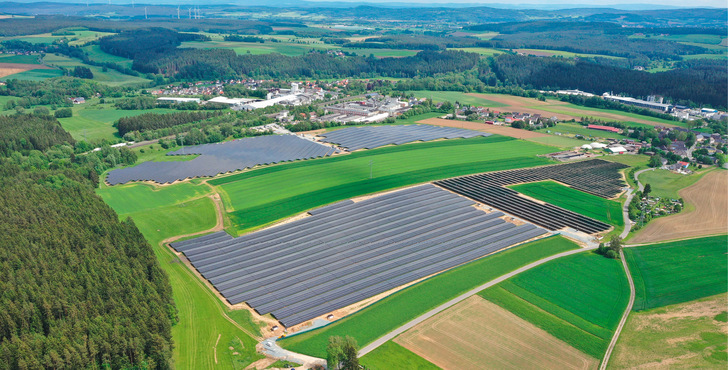 Der Solarpark in Wunsiedel leistet 27 Megawatt. Er wurde von Goldbeck Solar zusammen mit Münch Energie errichtet. - © Foto: Goldbeck Solar Der Solarpark in Wunsiedel leistet 27 Megawatt. Er wurde von Goldbeck Solar zusammen mit Münch Energie errichtet.
