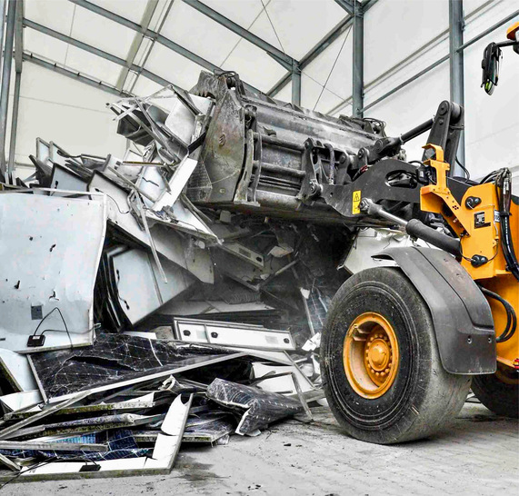 Der Radlader bereitet den Modulschrott zur Verarbeitung vor.