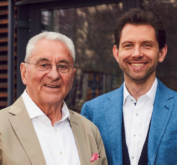 Udo Möhrstedt (links) hat IBC Solar seit 1982 aufgebaut und geführt. Im Herbst 2025 übernimmt Julius Möhrstedt das Ruder. - © Foto: Leopold Fiala/IBC Solar Udo Möhrstedt (links) hat IBC Solar seit 1982 aufgebaut und geführt. Im Herbst 2025 übernimmt Julius Möhrstedt das Ruder.
