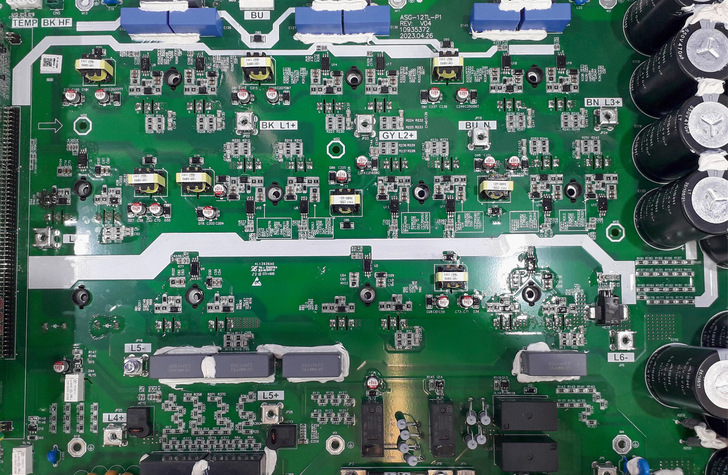 Die Elektronik der Steuerungen von Wechselrichtern und Speicherbatterien ist mit dem Internet verbunden. Das birgt Risiken. - © Foto: Heiko Schwarzburger Die Elektronik der Steuerungen von Wechselrichtern und Speicherbatterien ist mit dem Internet verbunden. Das birgt Risiken.