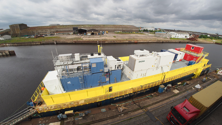 Die schwimmende Plattform mit modularer Containeranlage zur Offshore-Produktion von synthetischen Kraftstoffen aus Windenergie, Meerwasser und Umgebungsluft.