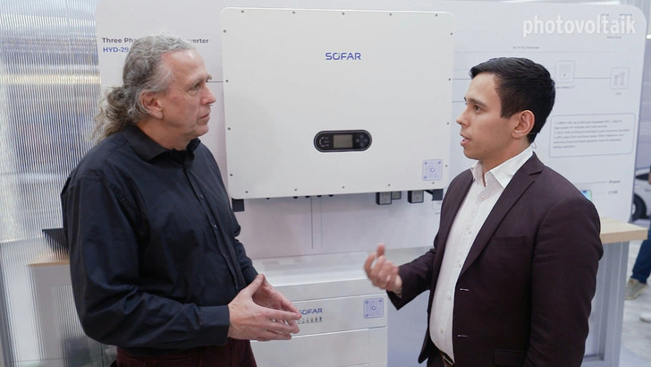Kenneth Frey (rechts) erläutert die Strategie von Sofar Solar.