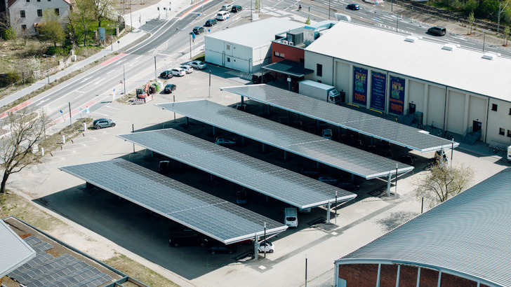 Der Carport in Mannheim wurde mit Solarmodulen veredelt.