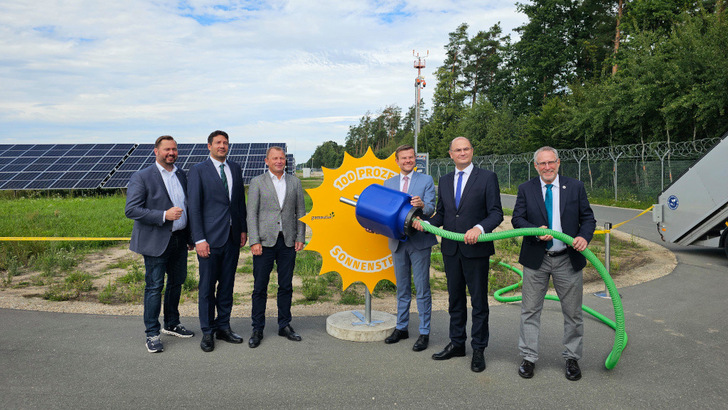 Zur Inbetriebnahme des neuen Solarfeldes fanden sich zahlreiche Gäste ein.