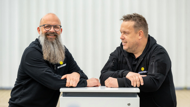Kai Dirks (links) und Alexander Freund führen gemeinsam die Geschäfte ihres Installationsbetriebs.