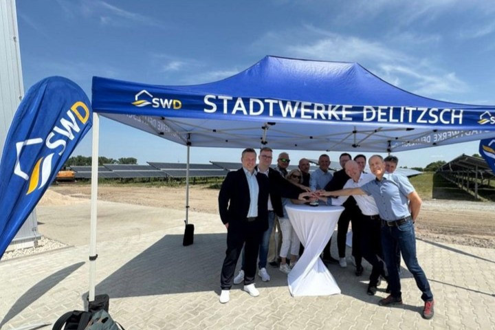 Mit einem gemeinsamen Knopfdruck beginnt das Solarzeitalter in der Fernwärmeversorgung der Kreisstadt Delitzsch.